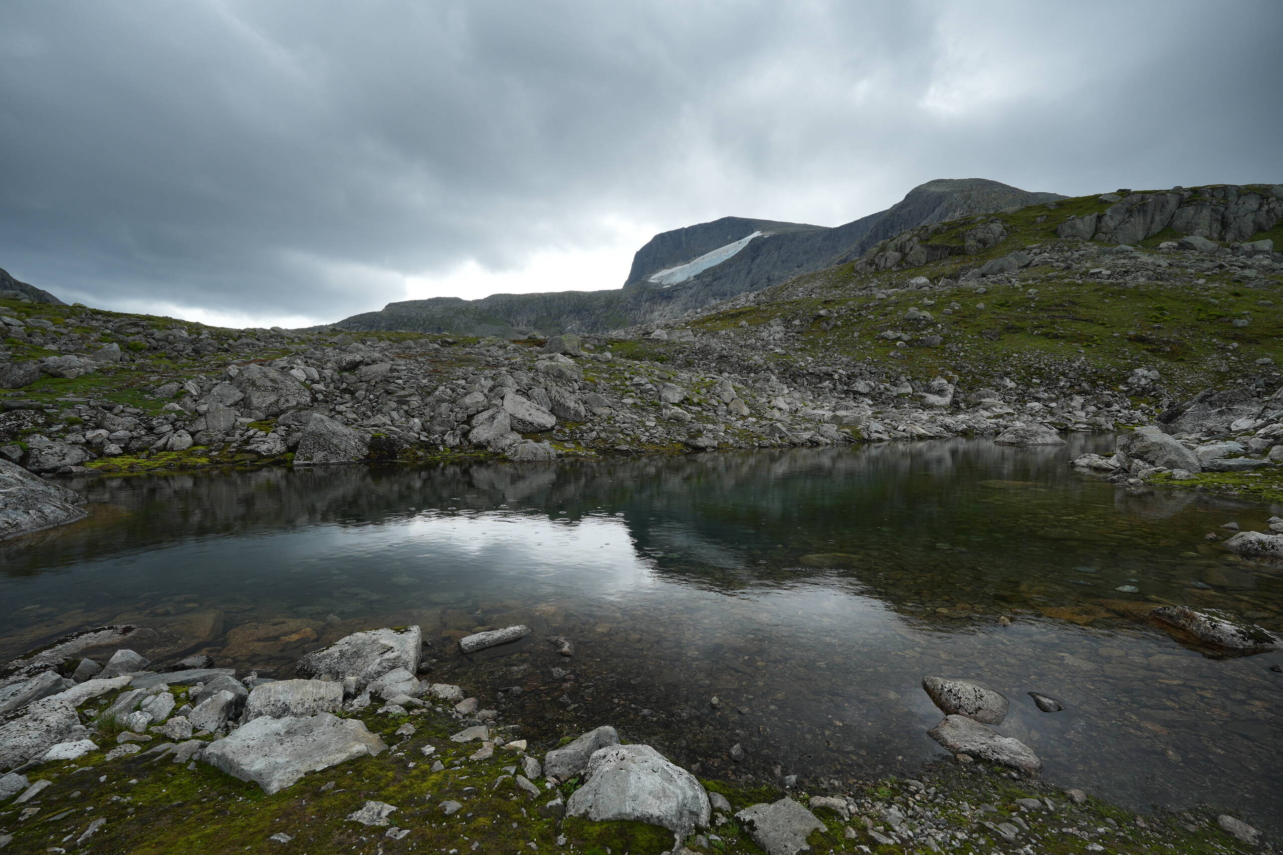 An image of small lake.